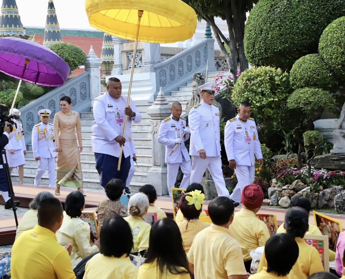 SoldiersVr's tweet photo. พระบาทสมเด็จพระเจ้าอยู่หัว และสมเด็จพระนางเจ้าฯ พระบรมราชินี เสด็จพระราชดำเนินไปยังพระอุโบสถวัดพระศรีรัตนศาสดาราม พระบรมมหาราชวัง เพื่อทรงเปลี่ยนเครื่องทรงพระพุทธมหามณีรัตนปฏิมากร (พระแก้วมรกต) จากฤดูฝนเป็นฤดูหนาว
#ทรงพระเจริญ #สืบสานรักษาต่อยอด https://t.co/V7FgsgOqNS