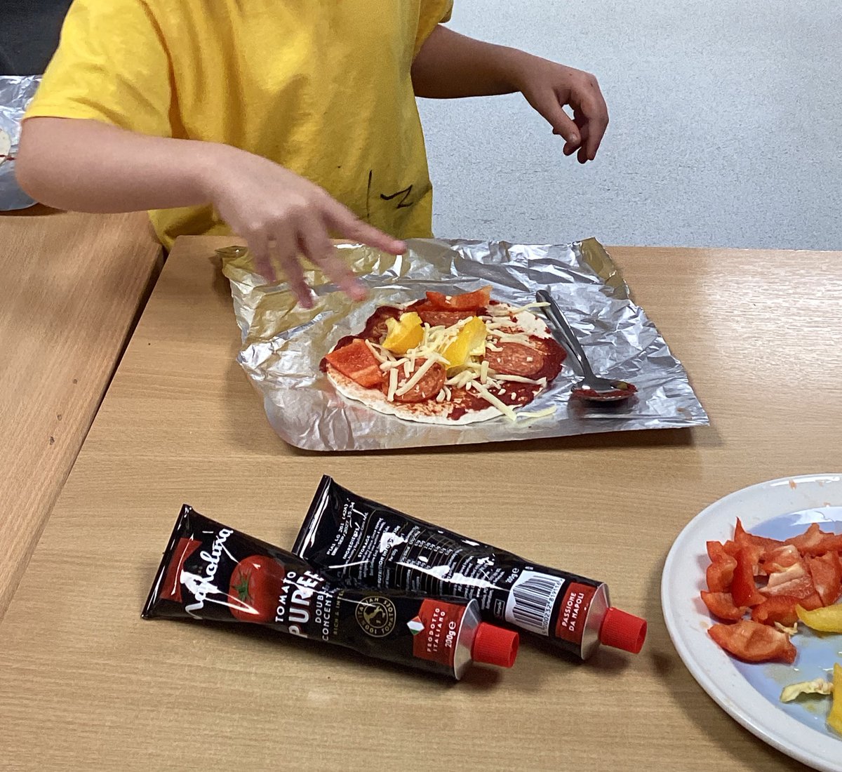 RockinghamCL's tweet photo. KS1 cooking club week 1 was a huge success - wrap pizzas!! Delicious 🍕 
I wonder what we will be cooking this week?
@RockinghamPrim https://t.co/FRDlGJ62WT