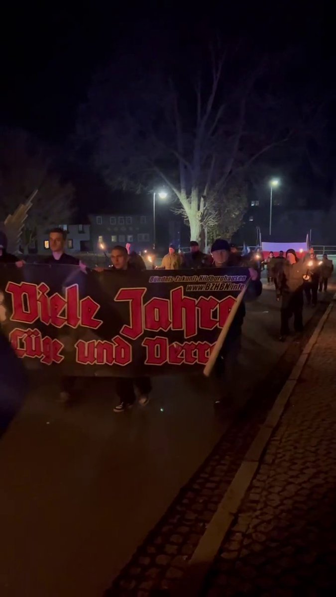 #hbn1611 2024 Hildburghausen

Das "Bündnis Zukunft Hildburgausen" des Neonazis Tommy Frenck bei der Arbeit. Es gibt Polizeibegleitung, die nationalsozialstische Inszenierung zum "Heldengedenktag" (Umdeutung des Volkstrauertages im Sinne der NS-Opferideologie) wird zugelassen.