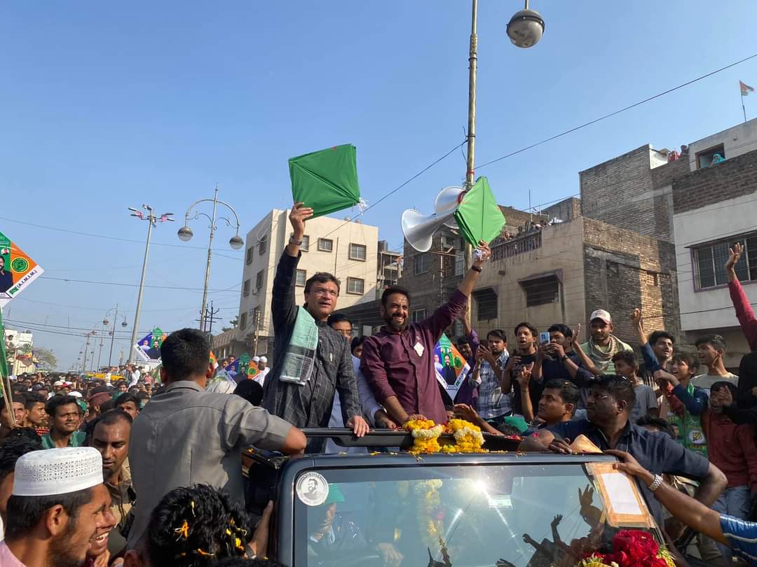 HabeebA60916058's tweet photo. #AIMIM Floor Leader @akbarowaisii Sahab Road Show at Azad Chowk along with AIMIM Aurangabad East Candidate @imtiaz_jaleel sahab.

@asadowaisi
#AIMIM #Imtiazjaleel #vote4kite #Vote4right #buttonno6 https://t.co/4SBgi7vtgC