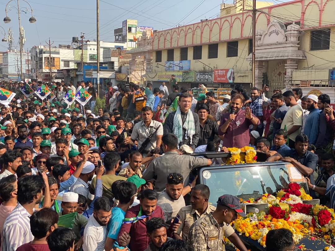 HabeebA60916058's tweet photo. #AIMIM Floor Leader @akbarowaisii Sahab Road Show at Azad Chowk along with AIMIM Aurangabad East Candidate @imtiaz_jaleel sahab.

@asadowaisi
#AIMIM #Imtiazjaleel #vote4kite #Vote4right #buttonno6 https://t.co/4SBgi7vtgC