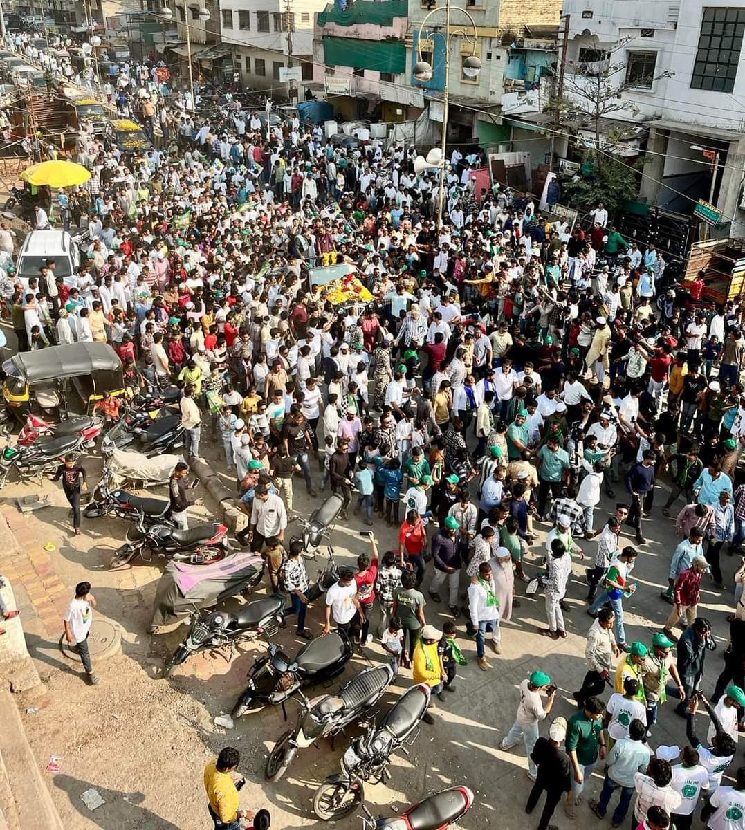 HabeebA60916058's tweet photo. #AIMIM Floor Leader @akbarowaisii Sahab Road Show at Azad Chowk along with AIMIM Aurangabad East Candidate @imtiaz_jaleel sahab.

@asadowaisi
#AIMIM #Imtiazjaleel #vote4kite #Vote4right #buttonno6 https://t.co/4SBgi7vtgC