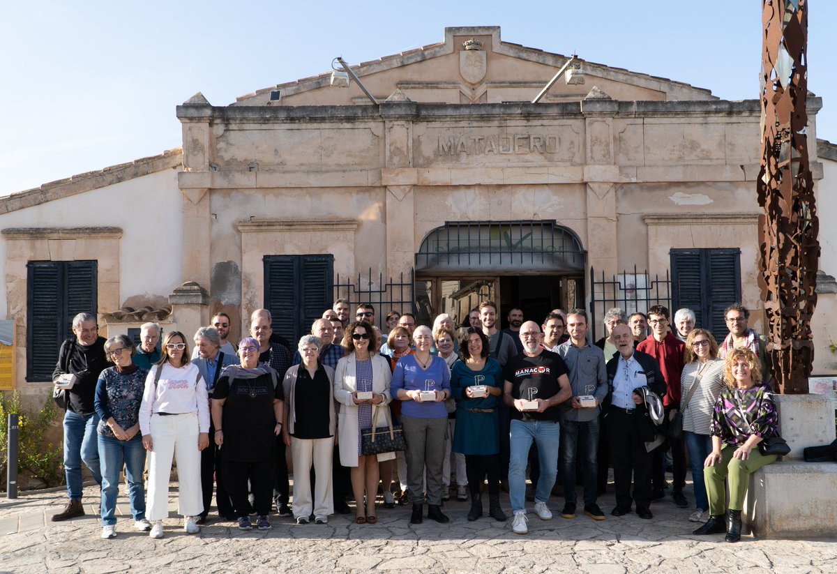Aina Garcia, campiona del món de Scrabble en Català!! És la primera dona que el guanya i la primera jugadora de fora del Principat que ho aconsegueix! L’enhorabona! L’han acompanyada al podi Beatriu Defior i Antoni Riera.