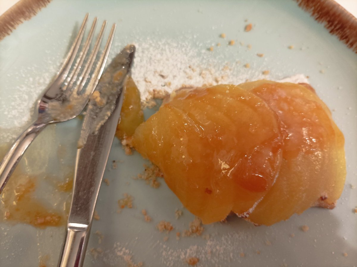 Gratísimo descubrimiento 😉; <a href="/casalac/">Casa Lac</a> el primer restaurante registrado de España. Visitar Zaragoza sin comer allí, "La revolución de las verduras" un pecado. Antes hay que pasar por #CasaUli y dejarse aconsejar. #ComerenEspaña