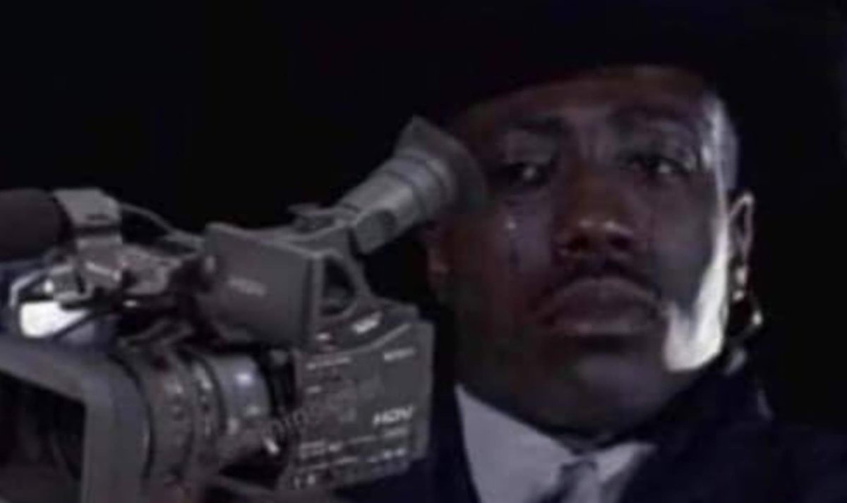 El camarografo viendo como Tyson intenta hacer sus combinaciones de antes, pero su cuerpo ya no le responde🥲