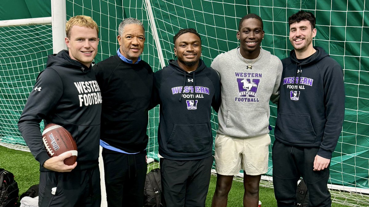 A few of our players with <a href="/CFL/">CFL</a> Hall of Famer Damon Allen at the Hadden Family Foundation touch football game, raising money for after school programming and food for Toronto schools.
#RunWithUs l #MustangsGivingBack l #PurpleAndProud