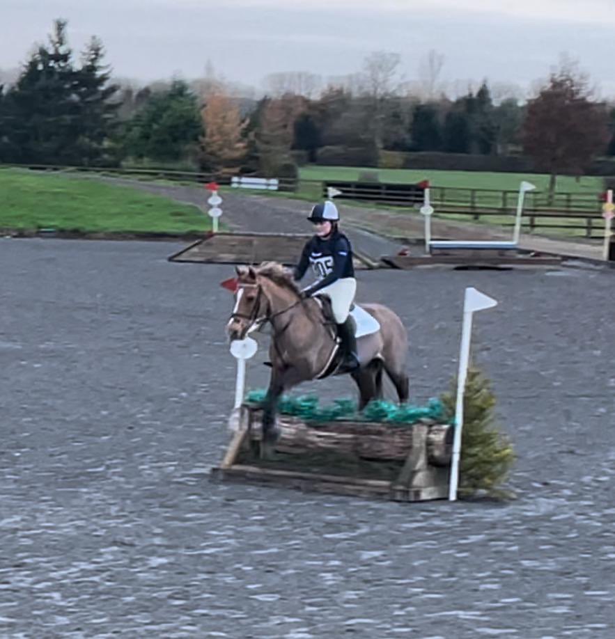 Minnie had an awesome morning riding Honey clear at the Bloxham Eventer challenge. Representing @kingshighwarwick_sport she and the team came 2nd overall 🔥🙌😎🐎