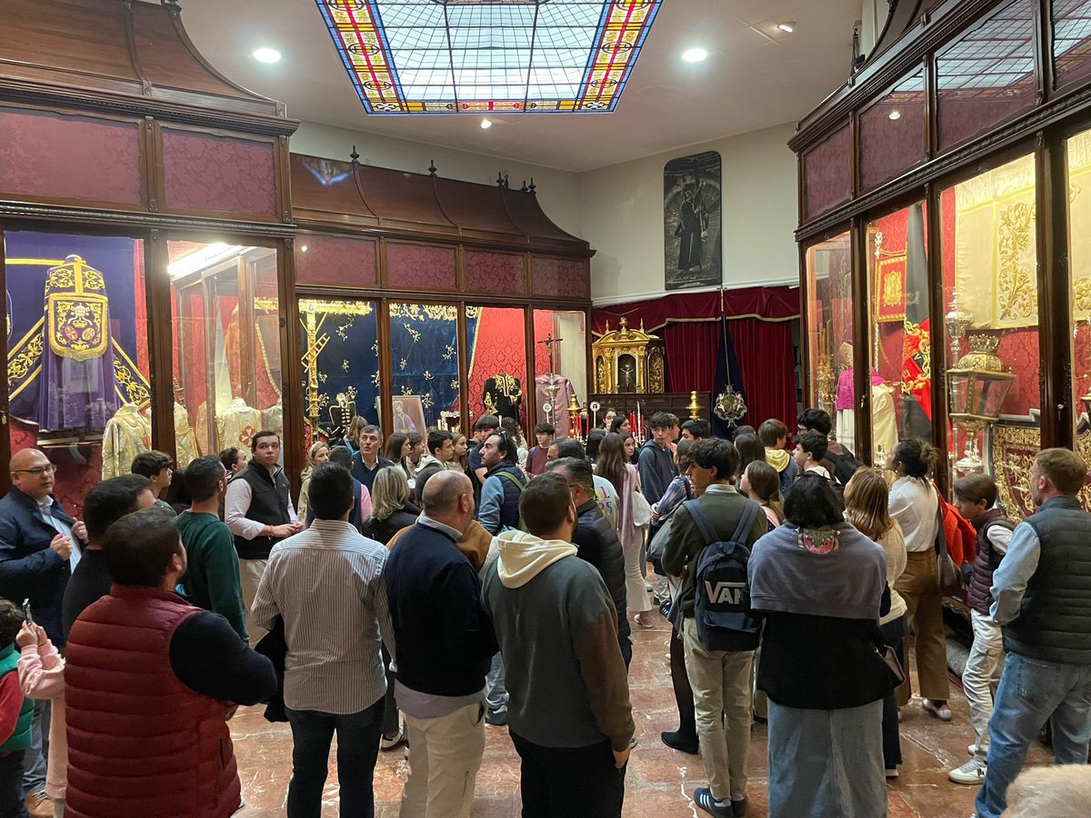 Esta mañana ha visitado la Basílica del Gran Poder el #Grupojoven de la @hdadcalvario_ de #Plasencia, quienes además de rezar ante nuestros Sagrados Titulares, han conocido las dependencias del Tesoro Liturgico.