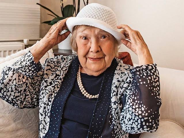 Kıymetli arkeolog, Sümerolog ve dilbilimci Muazzez İlmiye Çığ'ı kaybetmenin üzüntüsünü yaşıyoruz.
Başımız sağ olsun.