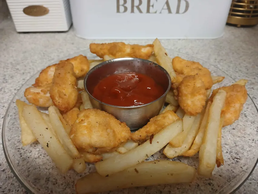 RahhmiPoofs's tweet image. Today is Pizza! The other day there was the most delicious chicken nuggets and fries like they were crisp in the right places and the chicken was juicy and flavorful... man I wish there had been more! omg.