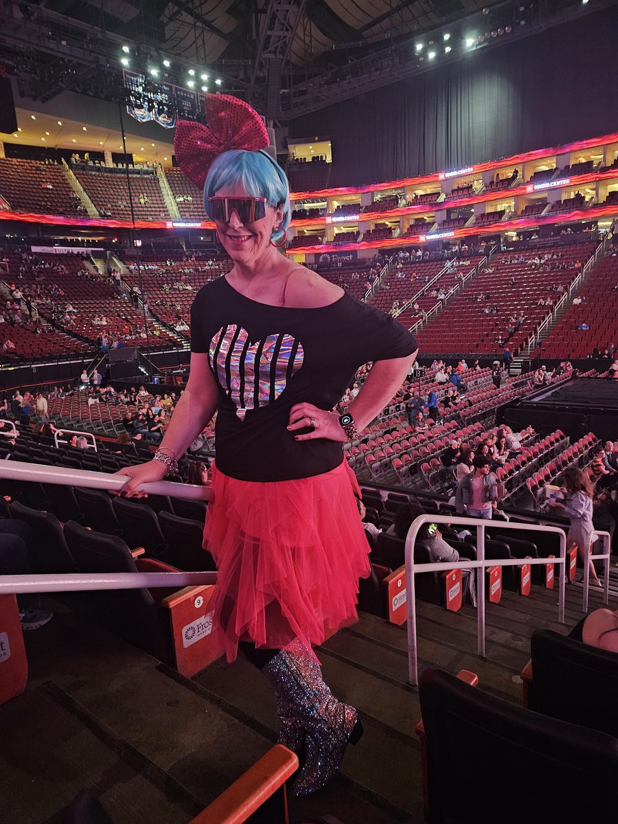 LungLady83's tweet photo. Cyndi Lauper last night in Houston @redandblackdj I don't have you on any other socials, wanted you to see 🔥 https://t.co/pX1EN0Vxgj