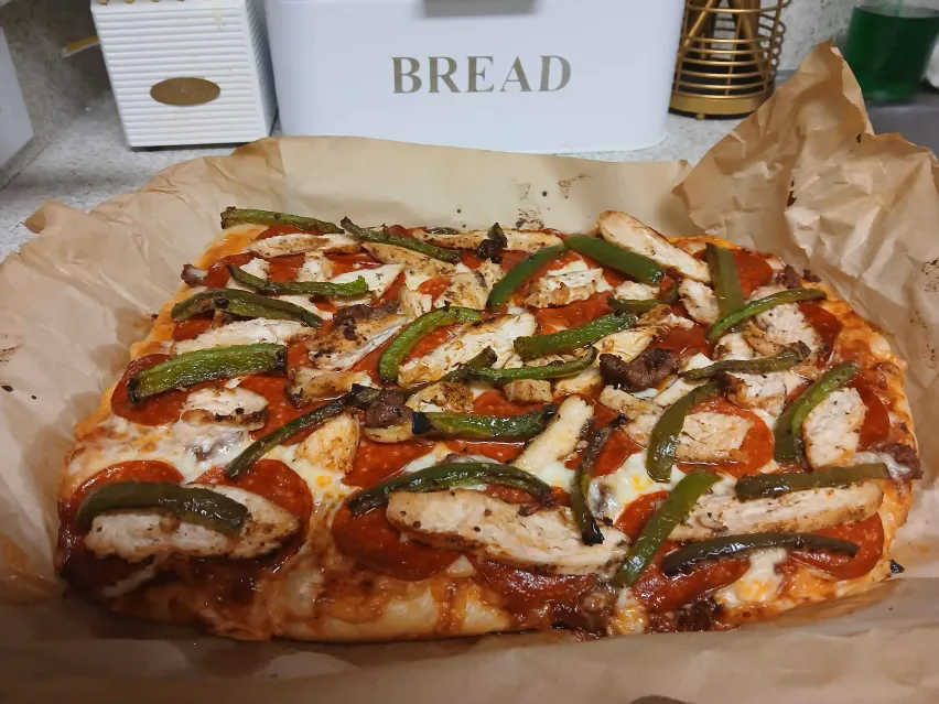 RahhmiPoofs's tweet image. Today is Pizza! The other day there was the most delicious chicken nuggets and fries like they were crisp in the right places and the chicken was juicy and flavorful... man I wish there had been more! omg.