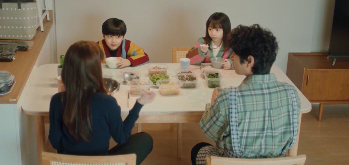 kenthusiastic10's tweet photo. Only two episodes in, but #MarryYou already feels so comforting! Sure, it’s a bit old-school and childish, but it’s got charm. The kids are hard at work playing matchmakers for their uncle and Ha-Na. I’m enjoying it! 🥰 #MarryYouEp2 #LeeYiKyung #JoSoomin #SeoWoojin https://t.co/xPQyWiKJrp