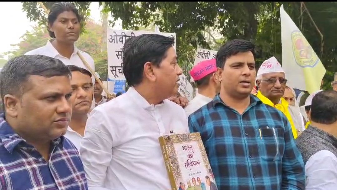 NiyazOffice's tweet photo. आज दिल्ली सरकार की आरक्षण विरोधी नीति के खिलाफ म���ख्यमंत्री आवास पर #ओबीसी_महासभा के साथ मिलकर प्रदर्शन में हिस्सा लिया । #नियाज_अहमद_मंसूरी राष्ट्रीय महासचिव 
#मंसूरी_फेडरेशन https://t.co/gQV249HxpZ