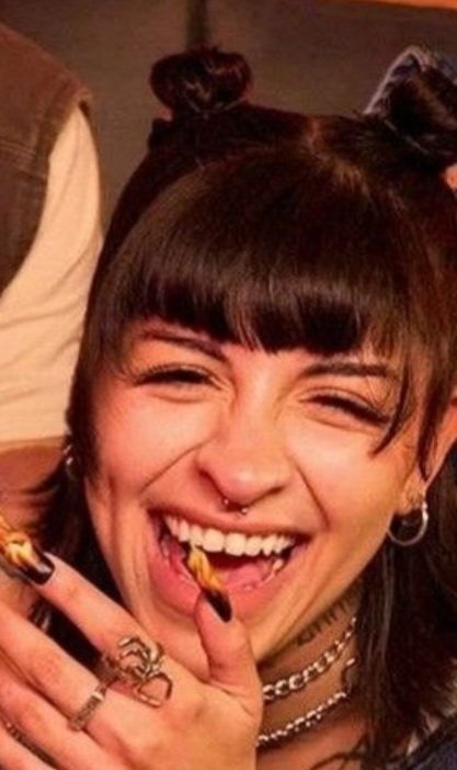 A pesar de los millones que tiene Christian Nodal nadie puede negar que Angela Aguilar y Cazzu son muy feas, lo que nos demuestra que el buen gusto es algo con lo que se nace y nunca se podrá comprar.