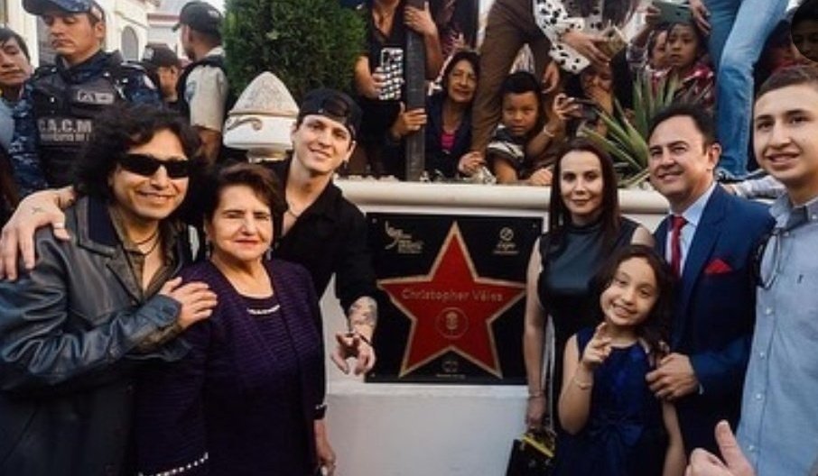 ★* Día 2: Chris con su familia

7 DAYS WITH CHRIS 
#CHRISDAY 
<a href="/christophervele/">Christopher Velez 🔺</a>
<a href="/ChrisvelezG/">ChrisvelezGaming 🔺</a>