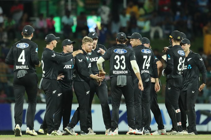 Five wickets required for New Zealand. 90 runs required for Sri Lanka to win the 2nd ODI. 📹 Credits: Twitter/BLACKCAPS