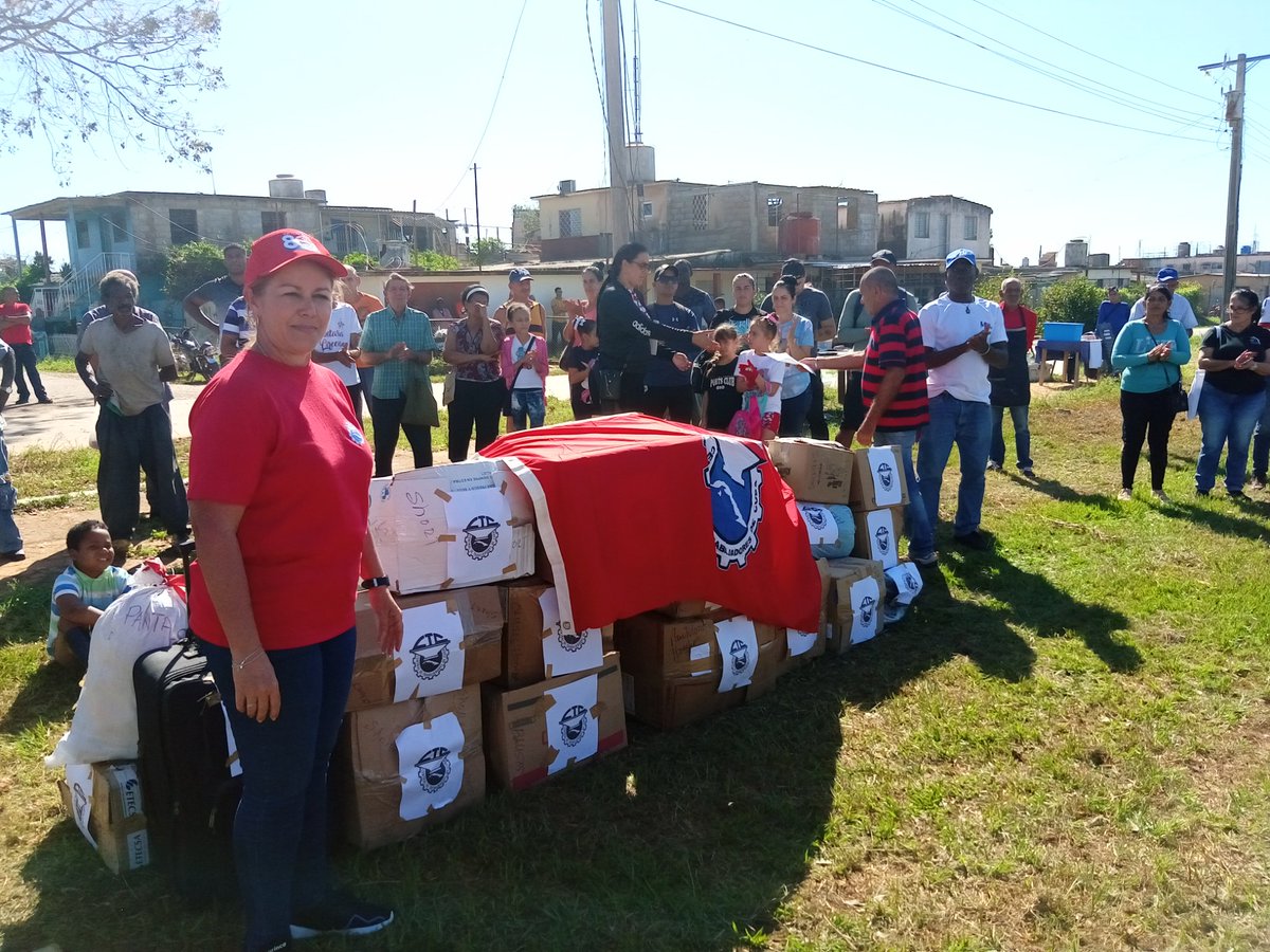 Cuba es un huracán de solidaridad, la Central de trabajadores de Cuba, entrega donativos en Artemisa.
#PorCubaJuntosCreamos
#ConLaFuerzaDeLaUnidad