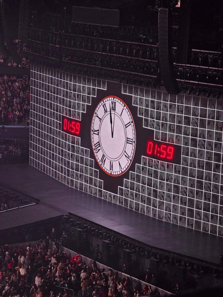 Explorer_Kay's tweet photo. Had the time of my life at the Eras tour! It was a magical experience that I’ll never forget! Night 1 was special for sure! #TorontoErasTour #Night1 https://t.co/AMV5TYpLRW