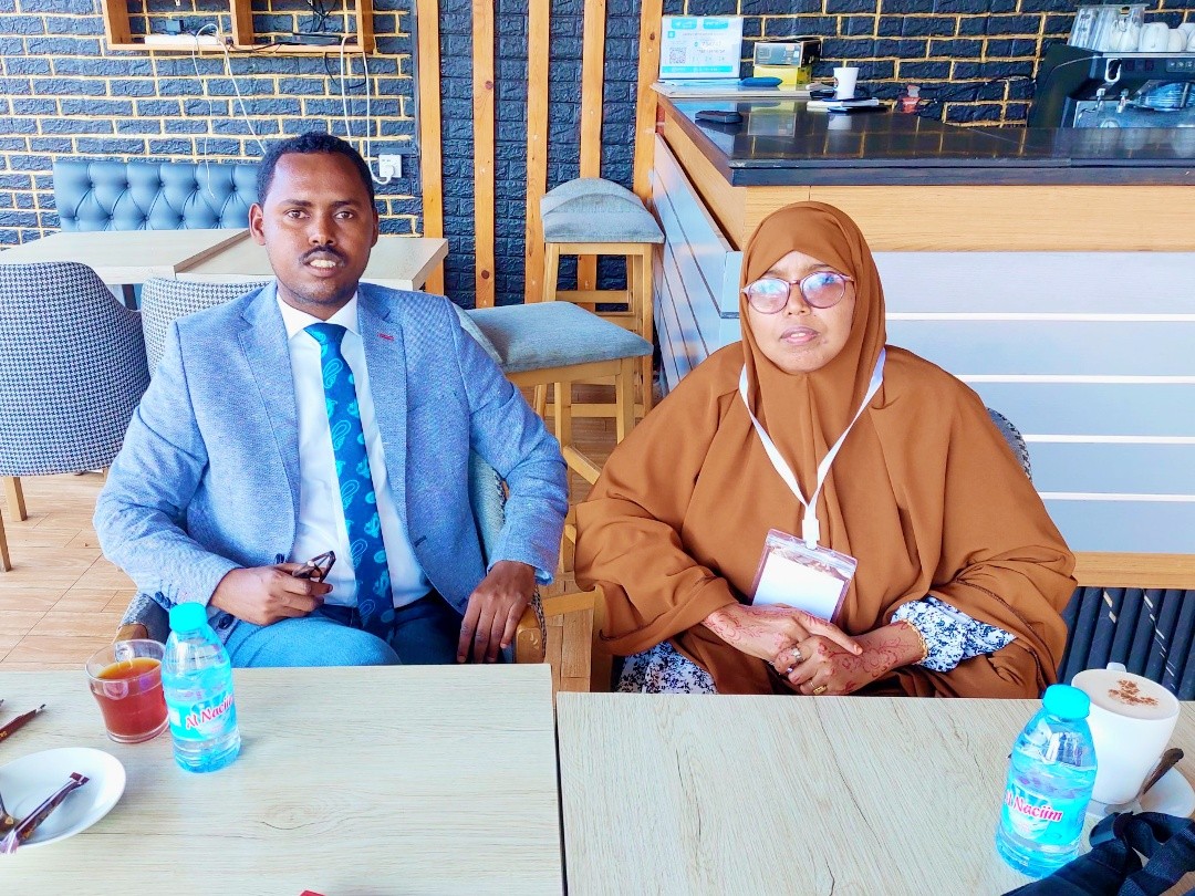 Baraarug Library (@baraaruglibrary) on Twitter photo Meet our senior management team in one picture. This snapshot was taken early in the morning as they prepared to represent us at the Mogadishu Book Fair. #booklovers Meet our senior management team in one picture. This snapshot was taken early in the morning as they prepared to represent us at the Mogadishu Book Fair. #booklovers
