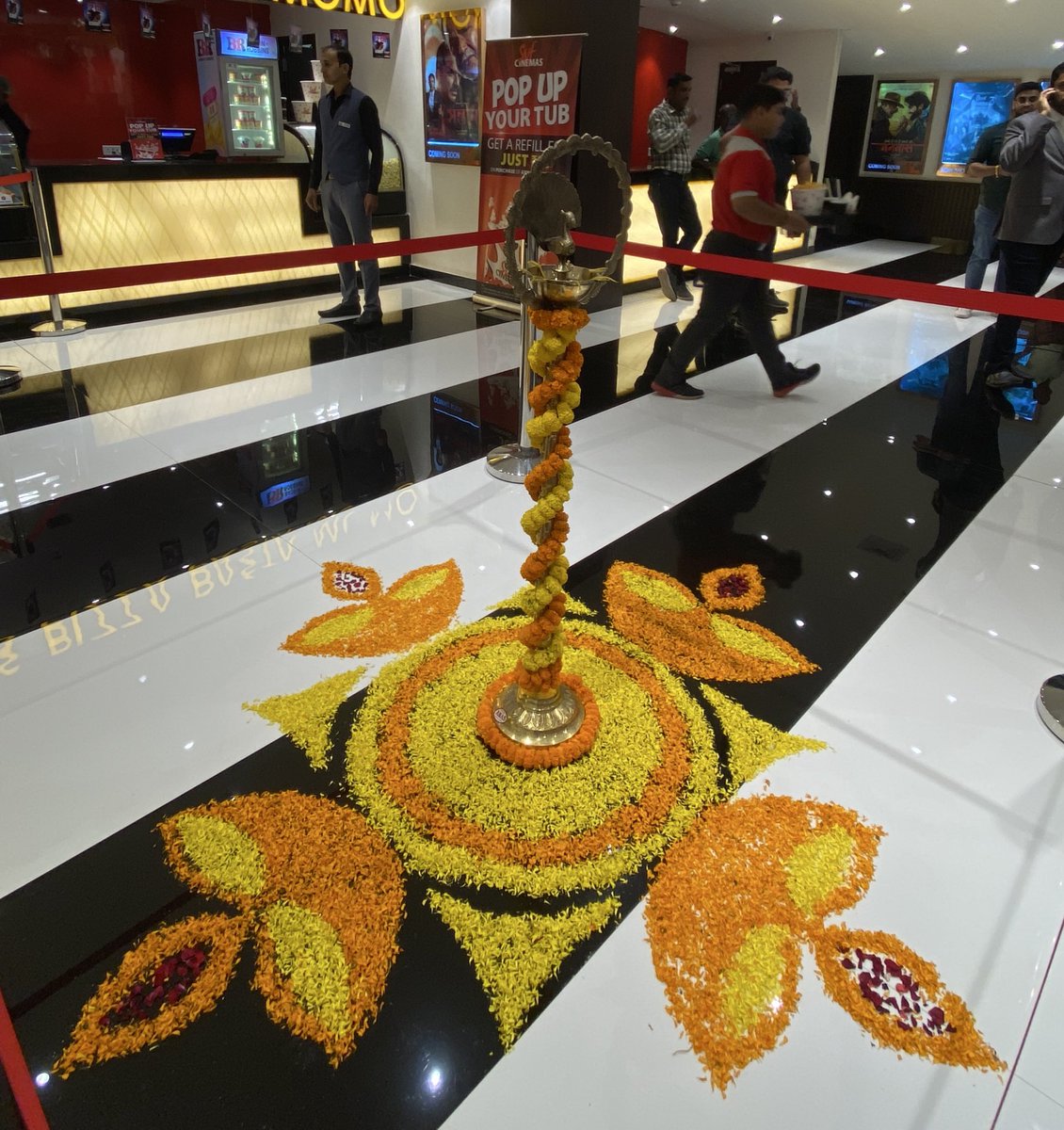 svf_cinemas's tweet image. রবিবার হল #BlockbusterHit, team বহুরূপীর সঙ্গে #SVFCinemas Howrah-তে! 

@WindowsNs @shibumukherjee @itsmeabir @nanditawindows