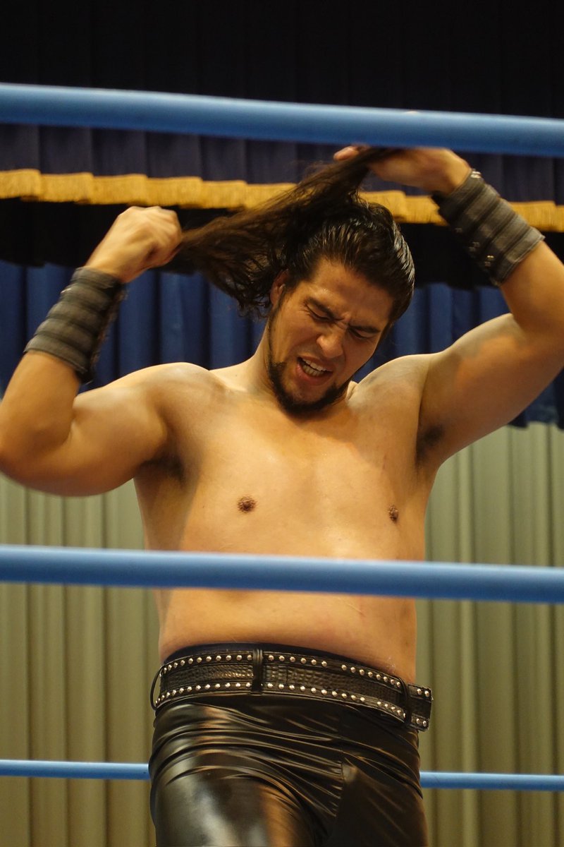 mabo_HOKUTOGUN's tweet image. 髪を留めているゴムが絡まって取りづらいジュン選手😄
足元にいるせーちゃんに
ジュン「お前のせいだ」
↓
せーちゃん「絶対に俺のせいじゃない」

#atpw
#最強タッグ2024
#斉藤ジュン
#吉岡世起