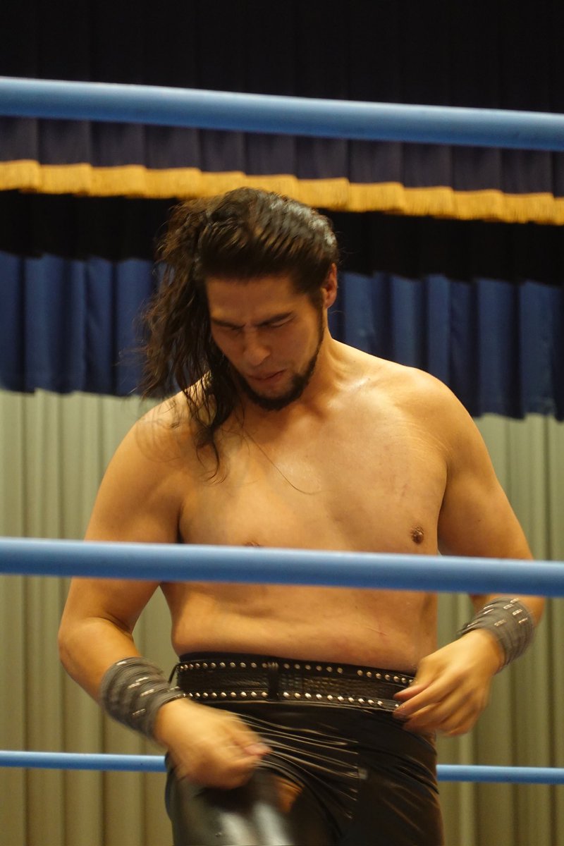 mabo_HOKUTOGUN's tweet image. 髪を留めているゴムが絡まって取りづらいジュン選手😄
足元にいるせーちゃんに
ジュン「お前のせいだ」
↓
せーちゃん「絶対に俺のせいじゃない」

#atpw
#最強タッグ2024
#斉藤ジュン
#吉岡世起