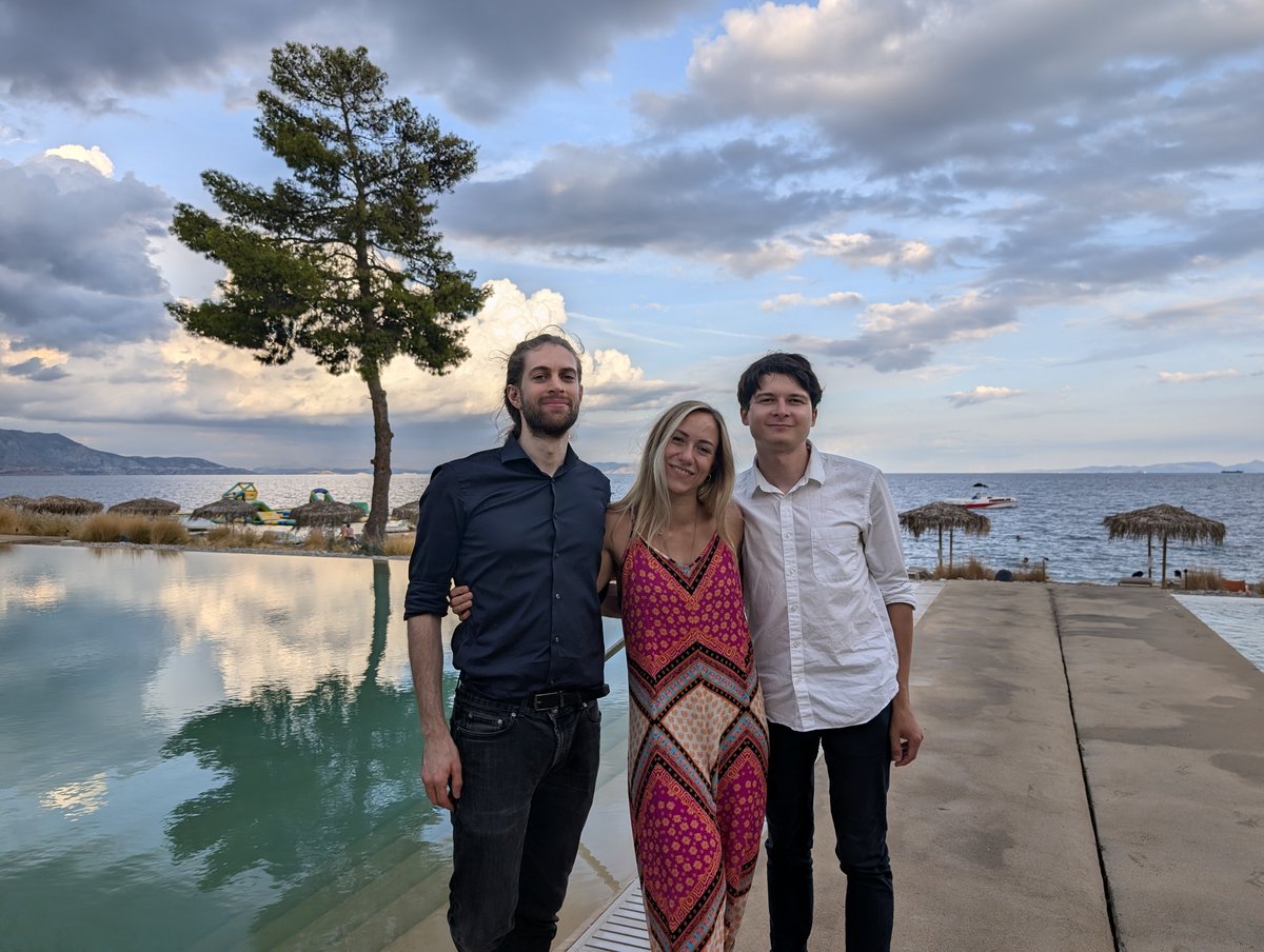 LucaMarconato2's tweet image. In September, I represented the SpatialData team at SCG 2024. I was honored to receive a best poster award; I want to thank my team (in particular @g_palla1, Tim, @WVierdag, @ky396, Sonja, ...) who made the project possible. In the pic, @gtcaa and @MKoutrouli from @scverse_team.