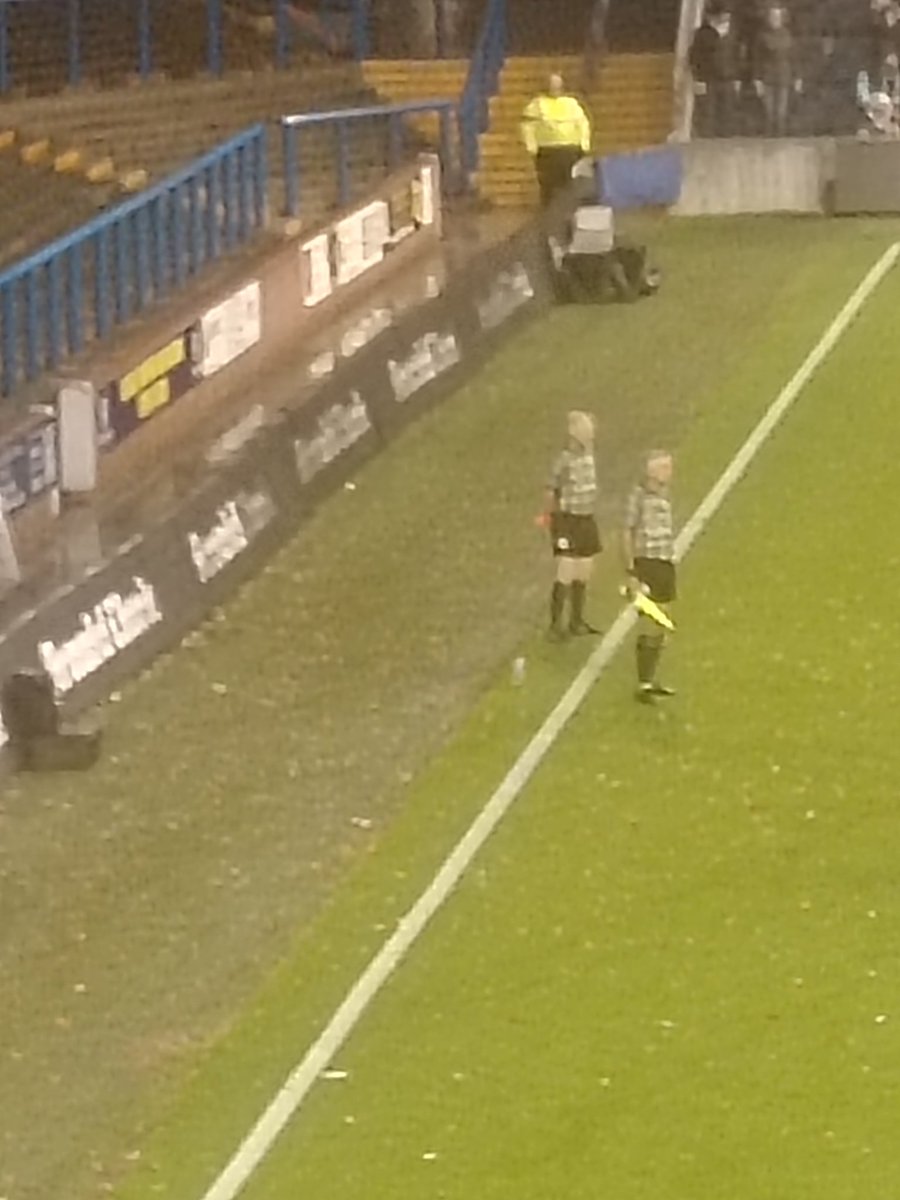 Great day out <a href="/leedsrhinos/">Leeds Rhinos</a> for the #745 game for <a href="/mndassoc/">MND Association</a> really enjoyed that with the nuisances. Plus
<a href="/RLBarrieMc10/">Barrie McDermott 🏉</a> getting a red card, pure comedy, some other fella from Oldham with a flag as well #TVTony ⚫⚪⚫🏉 <a href="/SaddRangers/">Saddleworth Rangers</a> #oldhamhour