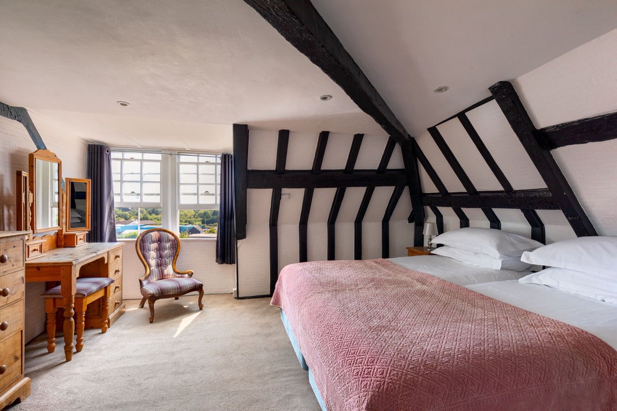 Room 21 at #TheHopeAnchor enjoys a far-reaching view across the Saltmarshes of Sussex and a rather spectacular ceiling.

The old beams may even date back to the original build back in 1750 when the hotel provided a place for much needed rest for local sailors and shipbuilders. ⚓️