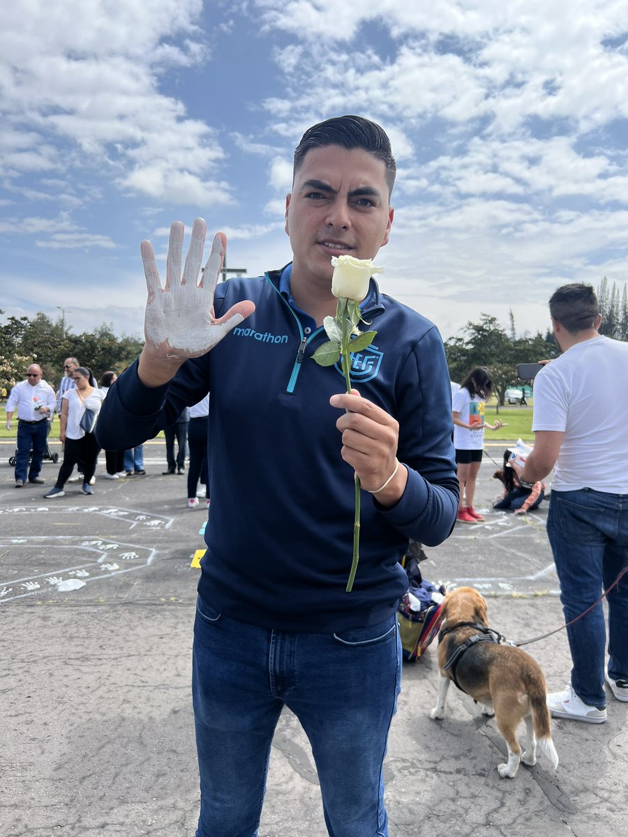 Una persona pierde la vida cada 4 horas por un siniestro 🚌🚗🚲🛵 de tránsito, el 16% se da en #Quito
Hoy recordamos a todas las víctimas por siniestros de tránsito, con el compromiso de trabajar en prevención vial. 

<a href="/FundacionCavat/">Fundacion Cavat</a>