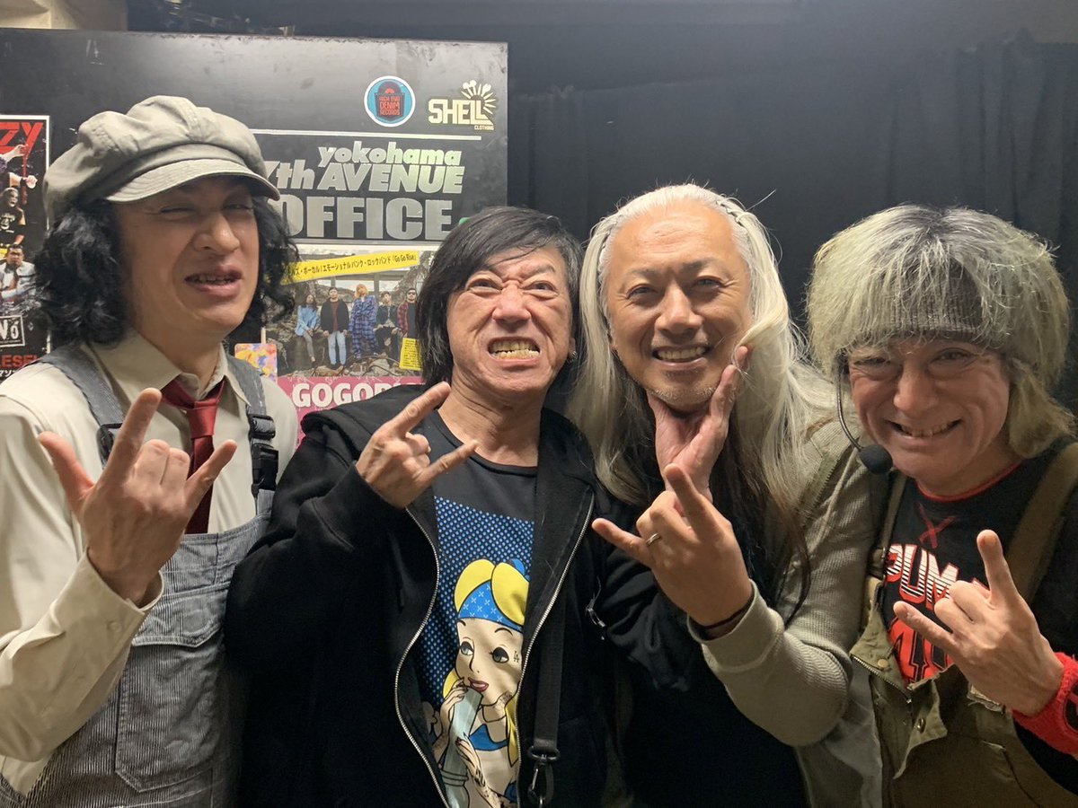 IkedaTakahiro7's tweet photo. 横浜7thアベニューLIVEの写真がまだ届いてないので遊びに来てくれた(米良さん元ゲットクレイジー・智浩さん元ショックトゥループ・俺!元ガスティボムス&ジンケちゃん)90年代連んでた先輩達と久々の集合写真🤟そして5年振りREMさんとツーショット❣️楽しかった〜😊#Baysidekid #ZIOHM #TheMania https://t.co/hD18mmO3e7