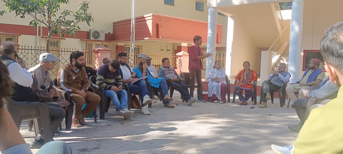 LusunTodariyaUK's tweet photo. आज शहीद स्थल में मूल निवास - भू कानून समन्वय संघर्ष समिति की एक बहुत अहम बैठक आयोजित की गई जिसमे विभिन्न संगठन के लोग मौजूद रहे।अब इस आंदोलन को मुकाम में ले जाने का वक्त है इसलिए 26 नवम्बर से संविधान दिवस के अव��र पर भाई मोहित डिमरी की अगुवाई में सँघर्ष समिति भूख हड़ताल में बैठेगी https://t.co/2KneIxAuqb