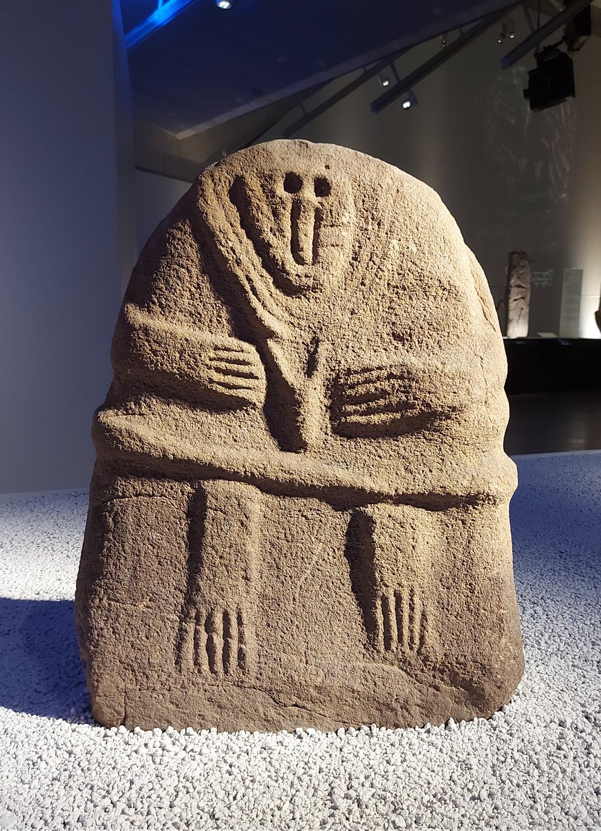 For 
#StandingStoneSunday a 
#Neolithic human-shaped stela with a necklace and a belt, found in La Serre, Aveyron (France). The lines on the cheeks are interpreted as facial 
#tattoos or scars. Dating 3000-2500BC.
In the late neolithic period several cultures living....1/2

📷 me