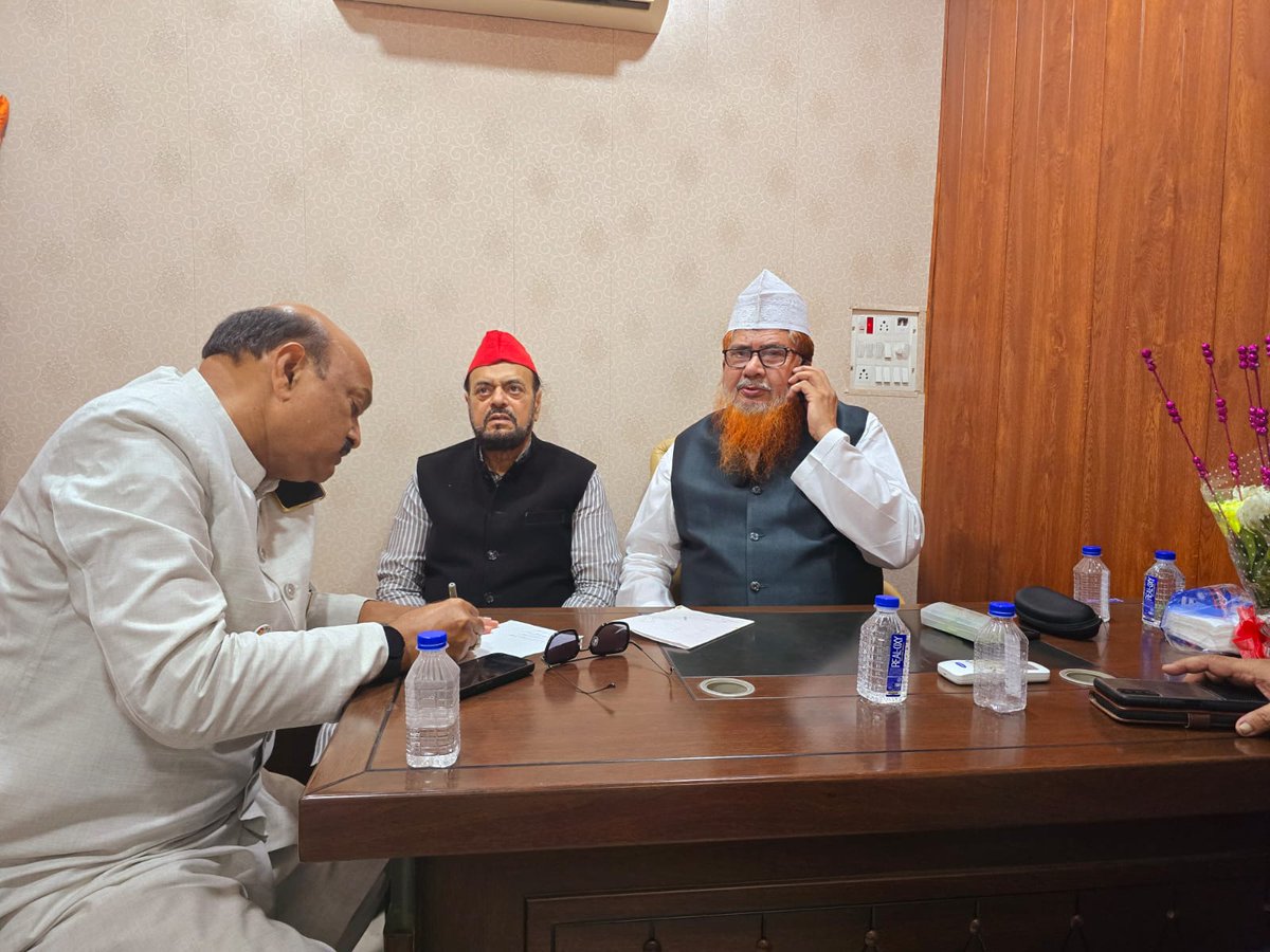 AZAMMIR11's tweet photo. हज़रत मौलाना सैय्यद अनीस अशरफी (किछौछा शरीफ) ने @samajwadiparty प्रदेश अध्यक्ष मा @abuasimazmi जी को 171 - मानखुर्द शिवाजी नगर विधानसभा से दिया समर्थन देते हुए साइकिल को वोट करने की अपील की। 
@yadavakhilesh
@MPDharmendraYdv
@iqrahasan80
@AfzalAnsariMP https://t.co/sy2GPCCSL2