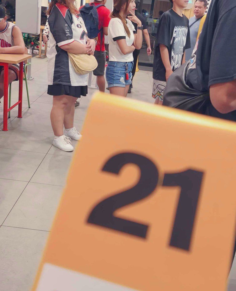 _butterina's tweet photo. What is the universe telling me? of all places, dito pa sa mcdo sa place ko ako makakakita ng naka 2ne1 na jersey kms away from MOA Arena, tapos 21 din ung tent ko sa mcdo? di nga ako nakanood eh! 😭 #2NE1inManila https://t.co/nY6V6RtAkN