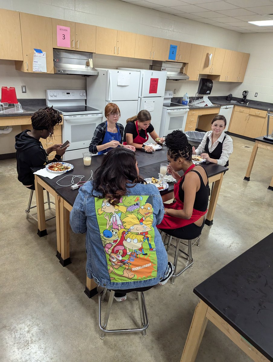 The Spanish club learned to cook chalupas and enchiladas last Friday after school. ¡Muy bien! @SamuelClemensHS
