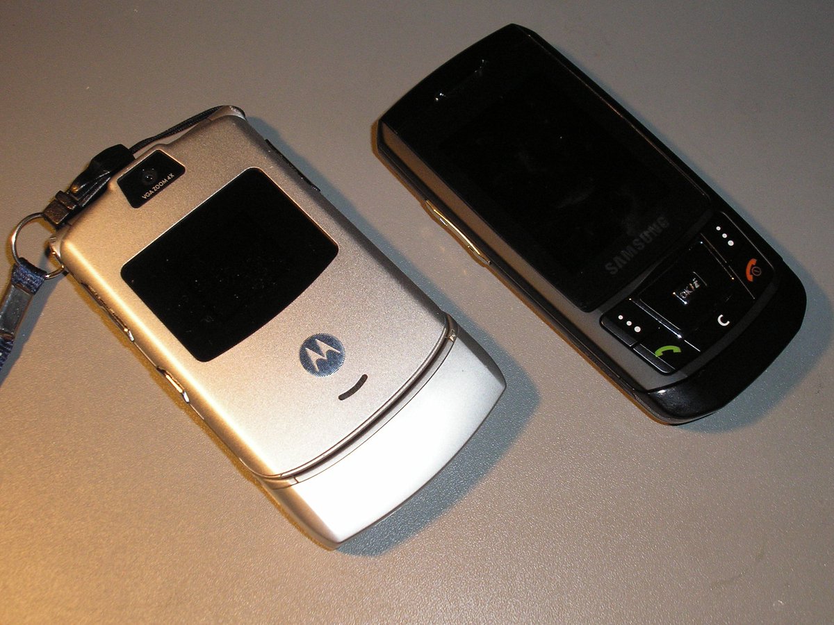 OliWojowniczka's tweet photo. #RetrOlivka Właśnie odkopałem zdjęcie z 2005-2006 roku. To były moje pierwsze Smartfony, czyli Motorola V3 oraz jej następca czyli Samsung SGH D900. Na tamte czasy to były game changery. Jakie były Wasze pierwsze telefony z opcją robienia zdjęć 📸 ? 🧐 #oldphones #smartphone https://t.co/1OS5nIq4i8
