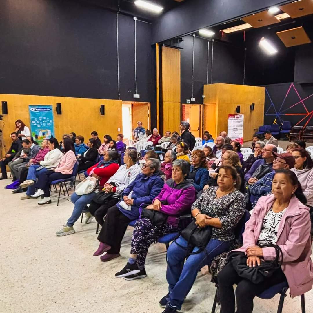 juliorozzo's tweet photo. #ForoDeComunicaciones 🗣️🎤 Participamos en el Primer Foro de Comunicación Comunitaria Caminos de Paz y Convivencia, más de 120 asistentes en @rafaeluribeu. Una reflexión sobre el papel de los medios en la construcción del tejido social. @ECDtuciudad @Meridiano20h @BogotaParticipa https://t.co/NtCTWBIWUj