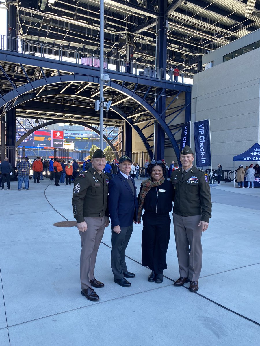 10MTNDIV's tweet photo. We are so thankful for our Massachusetts #CASA team for being here with us today at the @Patriots #SaluteToService 🇺🇸. What they do to communicate on behalf of the #TotalArmy is instrumental to the success of our recruiting efforts. @SecArmy https://t.co/r2DDwAVHTY