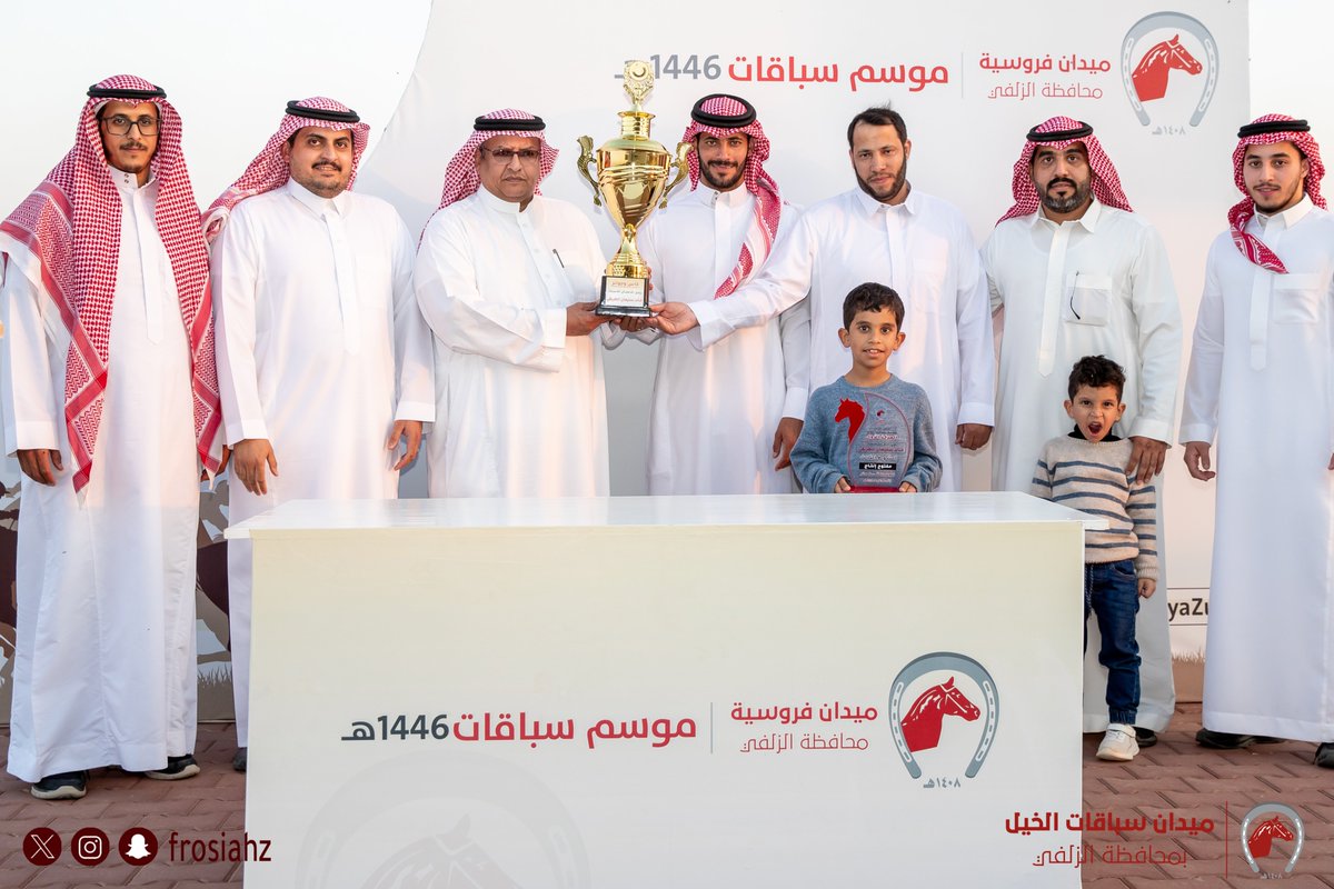 FrusiyaZulfi's tweet photo. تكريم | نيابة عن الداعم رجل الأعمال خالد بن سليمان الطريقي الأستاذ محمد بن دخيل الطريقي ومدير فروسية محافظة الزلفي الأستاذ محمد مساعد المنيفي يسلمون الكأس للفائز بالشوط الرئيسي في الحفل الثالث لموسم سباقات ١٤٤٦ هـ #ميدان_فروسية_الزلفي https://t.co/dc4P5fAApT