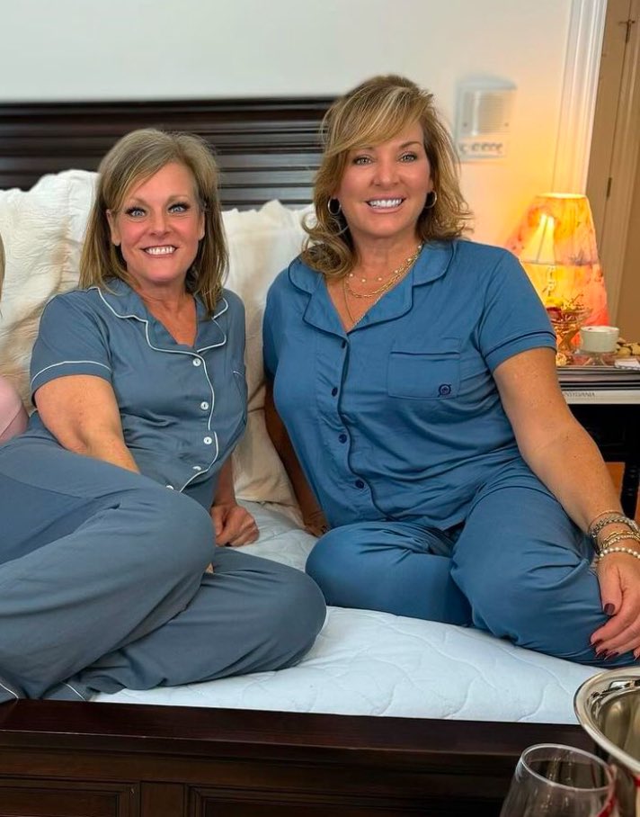 EmberMartin_'s tweet photo. Had a fabulous time slumbering with my sister in Christ @MomaDonnaStaub last night !! Reminiscing on old times , studying the Bible, binge watching the 1st two seasons of #TheNewTwitter and we even got to FaceTime my sweet Ember from her room at camp!! So blessed xoxo BLANCHE https://t.co/eQY1MHId0p