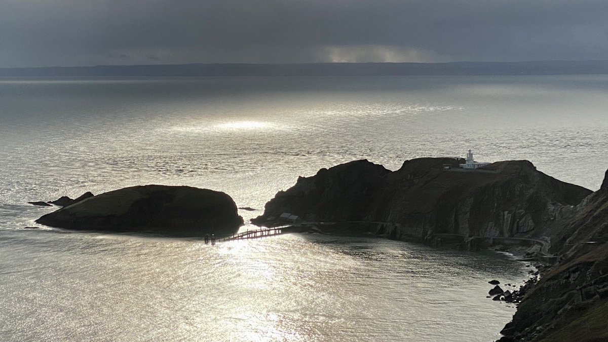 ImagesLundy's tweet photo. Resembling a crouched rat, Rat Island is isolated from the main island at high tide by a small expanse of water covering Cove Beach #Lundy #ratisland #Bristolchannel https://t.co/WT3pGIvnkI