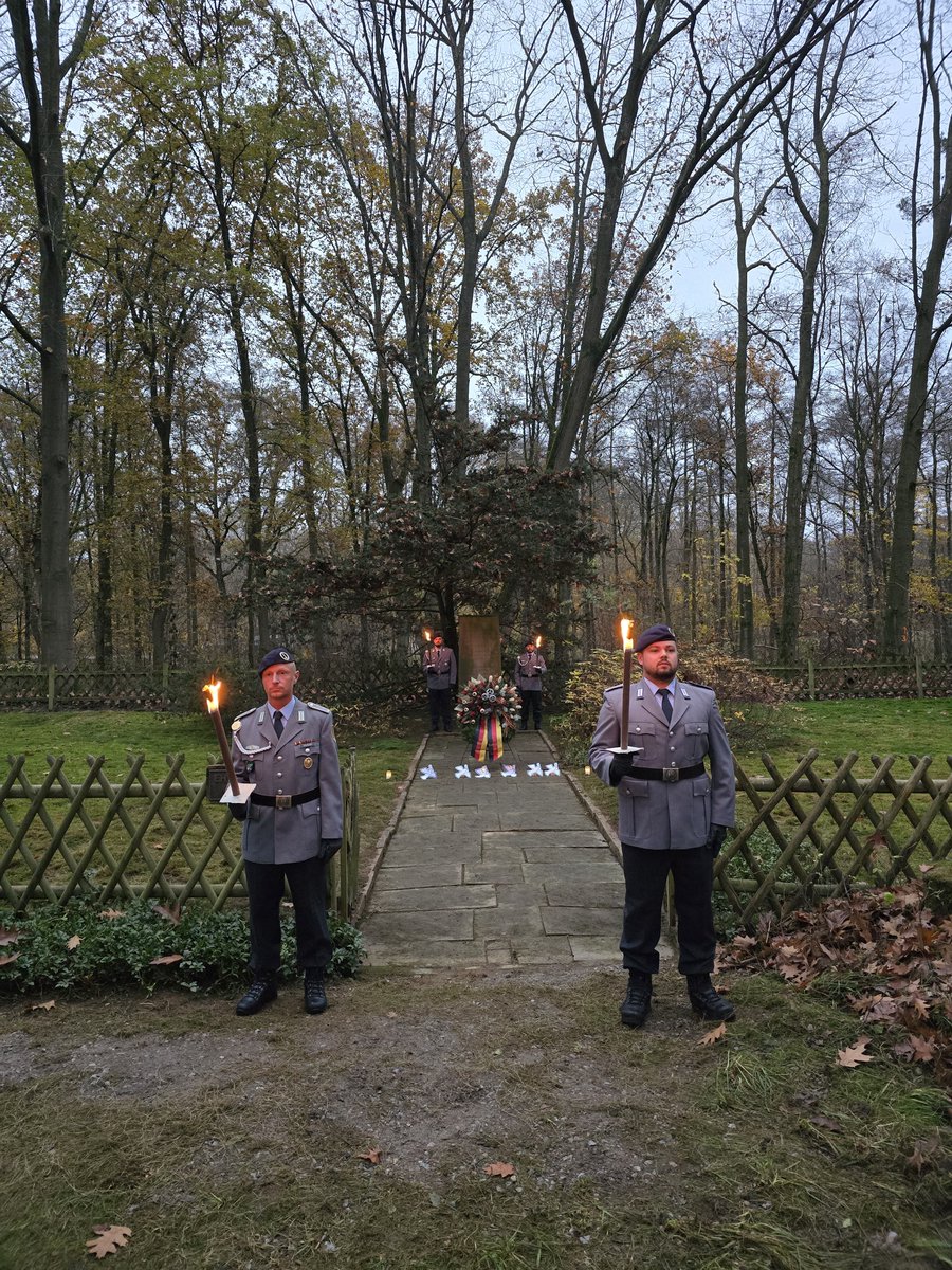 Staff Support Battalion laid a wreath at Dorbaum Training Area, Munster, honoring the fallen. Joined by the Catholic Church’s St. Patronal Service and city representatives, soldiers and young adults shared heartfelt wishes for peace, remembering the sacrifices made.
#peace 🕊️