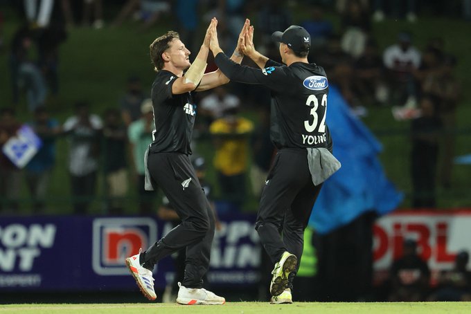 NZ need three wickets to win the 2nd ODI. 📹 Credits: Twitter/BLACKCAPS