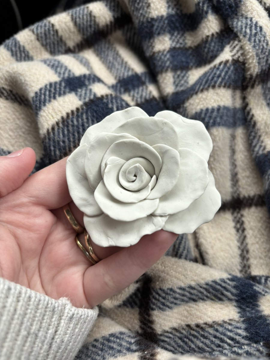MinnieEms_'s tweet photo. Finished Sculpting a rose :) https://t.co/QnpUu0ftxX