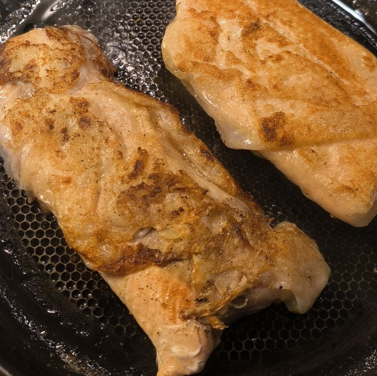 MikeKocht's tweet photo. #Fisch bleibt im #Reispapier herrlich saftig.
Diesmal #Wildlachs, der noch etwas Sushi-Ingwer abbekommt.
Dazu #Chinakohl, geschmacklich leicht an #Kimchi angelehnt und einfacher Reis
https://t.co/VZaXAKApCX https://t.co/Gv6IwJKS5n