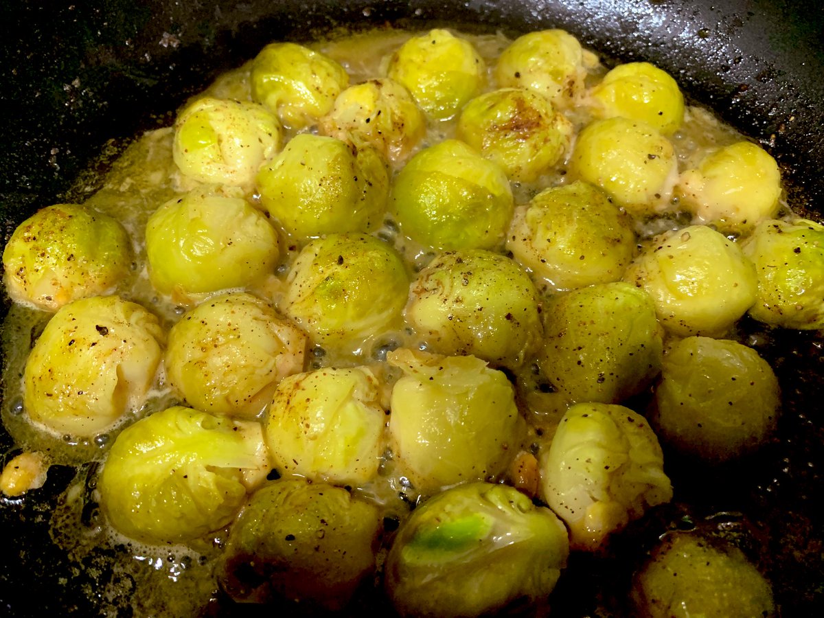KTacki's tweet image. Entenbrust mit Süßkartoffelstampf und Rosenkohl 
😍😍😋😋🦆
#inthemaking