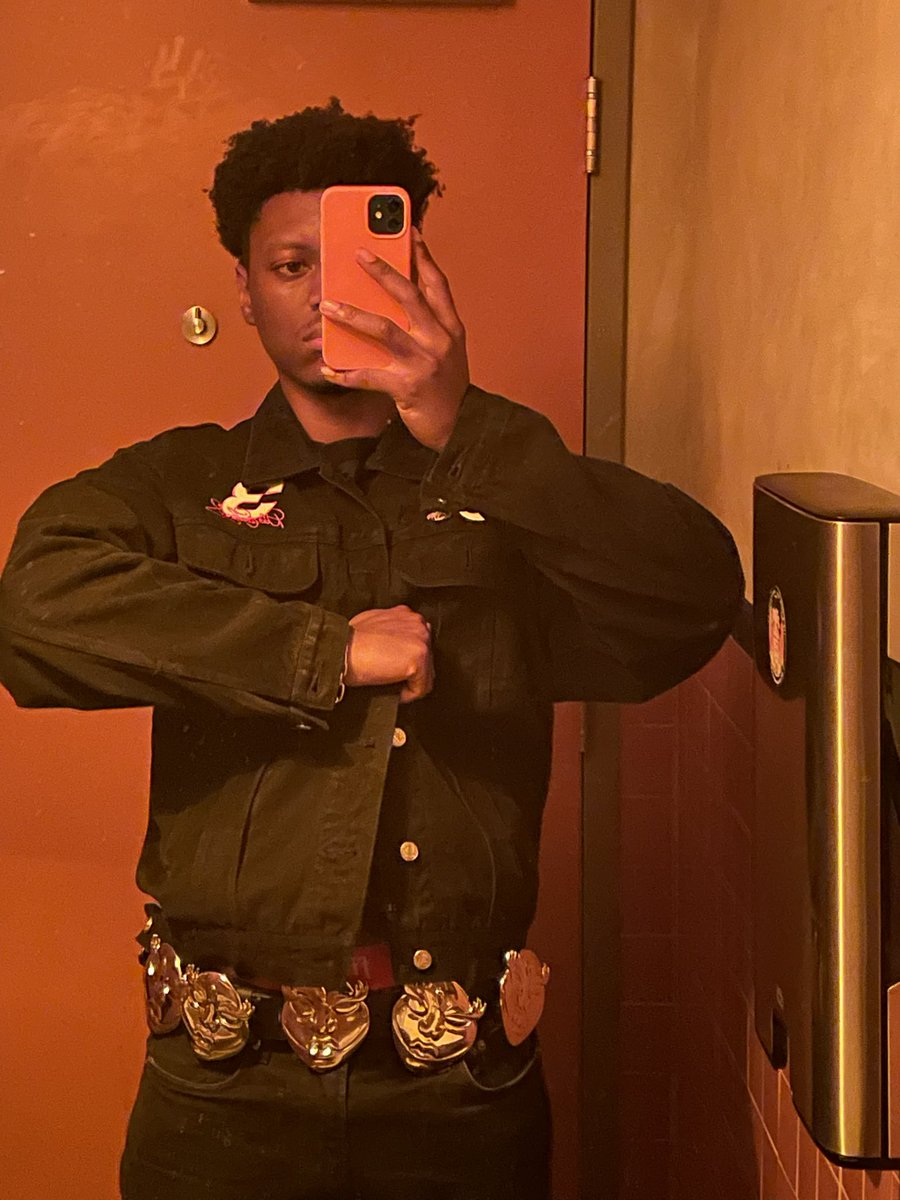 dimithryv's tweet photo. This is how I wear my belts https://t.co/6Q8NGIbWuB