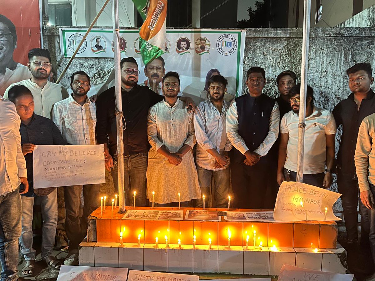 IYCWestBengal's tweet photo. #JusticeForManipur
To pay tribute to solidarity to the  lives lost due to hatred,  rivalry and complete govt failure in Manipur, members of @IYCWestBengal organised a candle light vigil today.

📍Kolkata,WB https://t.co/oaABXCOArm